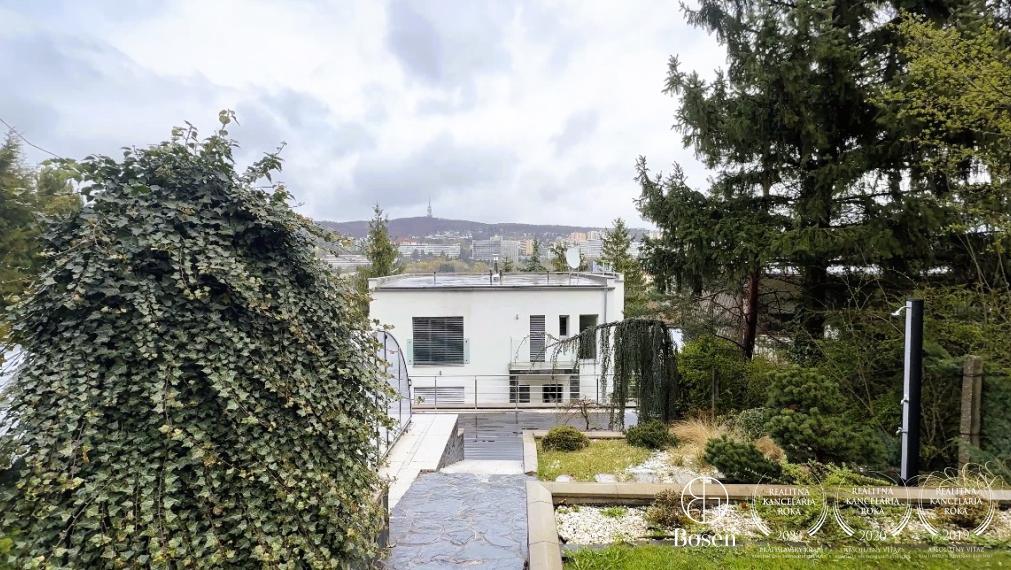 Prenájom nadštandardného 5-izbového rodinného domu s bazénom