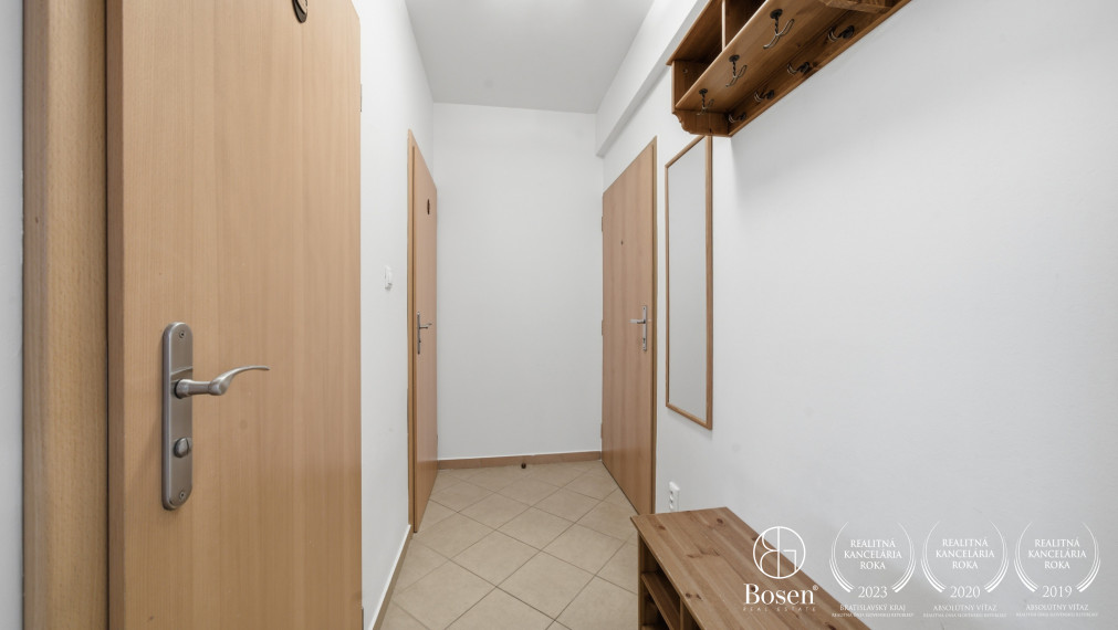 BOSEN | Priestranný 3-izbový byt s loggiou a pivnicou v Ružinove pri OC Retro, 73m².