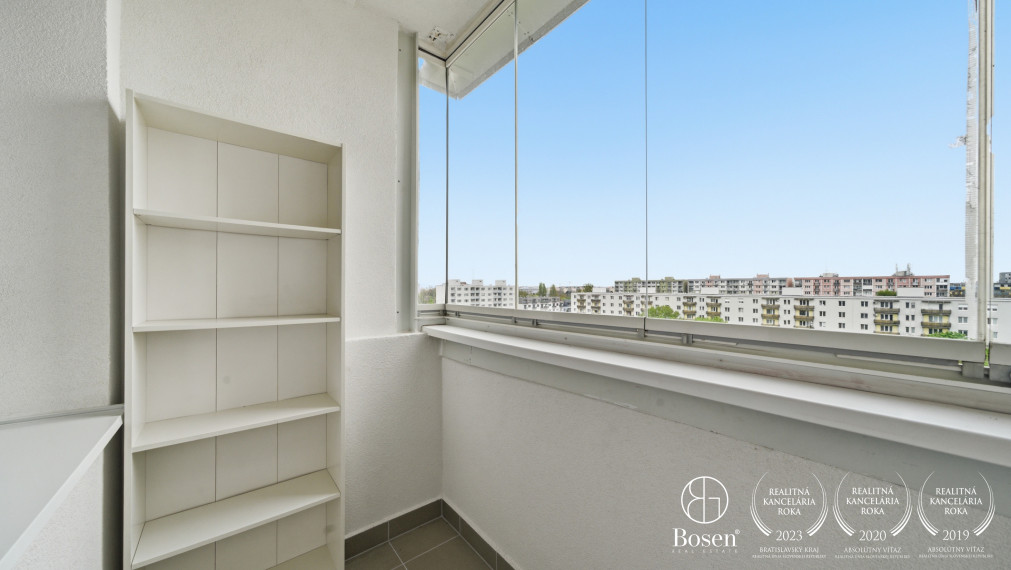 BOSEN | Priestranný 3-izbový byt s loggiou a pivnicou v Ružinove pri OC Retro, 73m².