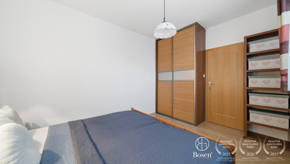 BOSEN | Priestranný 3-izbový byt s loggiou a pivnicou v Ružinove pri OC Retro, 73m².