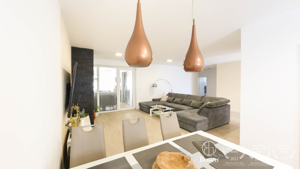 BOSEN | Krásna novostavba s dvojgarážou a tepelným čerpadlom