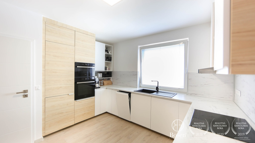 BOSEN | Krásna novostavba s dvojgarážou a tepelným čerpadlom