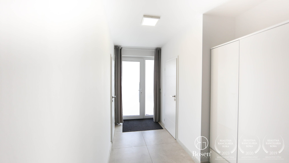 BOSEN | Krásna novostavba s dvojgarážou a tepelným čerpadlom