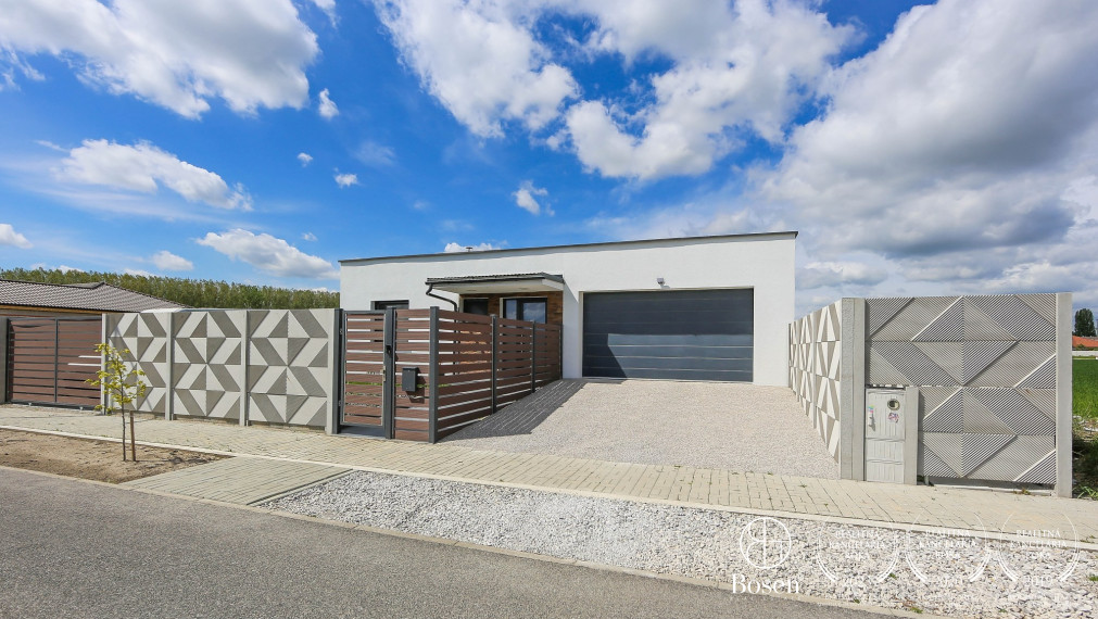 BOSEN | Krásna novostavba s dvojgarážou a tepelným čerpadlom