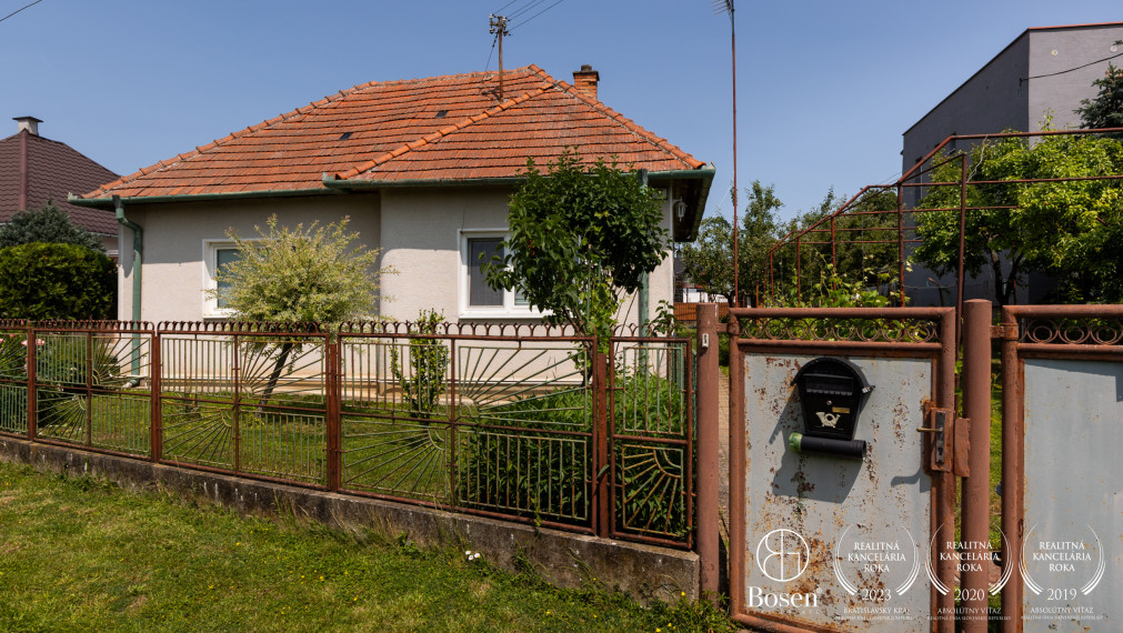 BOSEN | Rodinný dom v tichej ulici, Veľké Chyndice