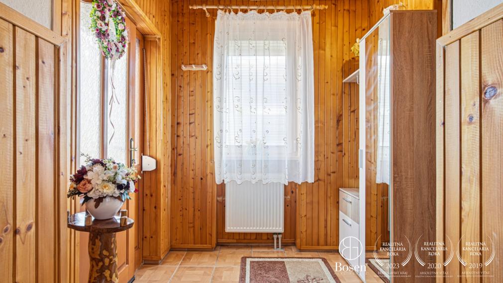 BOSEN | Priestranný rodinný dom s vinnou pivnicou a veľkým pozemkom – Padáň