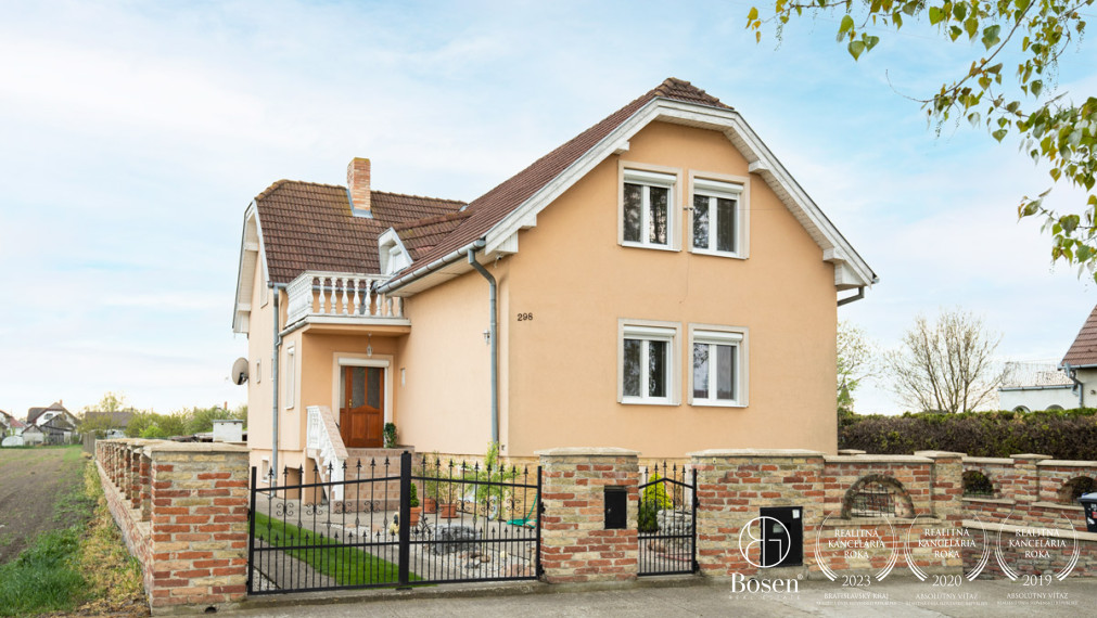 BOSEN | Priestranný rodinný dom s vinnou pivnicou a veľkým pozemkom – Padáň