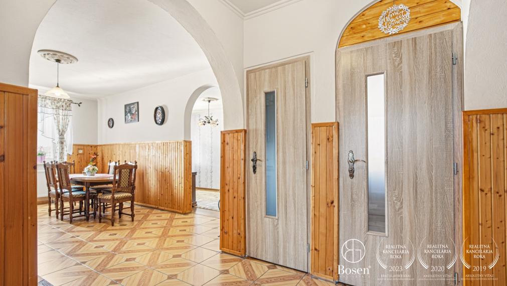 BOSEN | Priestranný rodinný dom s vinnou pivnicou a veľkým pozemkom – Padáň
