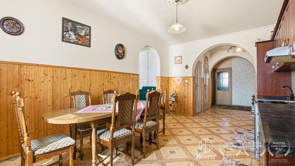 BOSEN | Priestranný rodinný dom s vinnou pivnicou a veľkým pozemkom – Padáň
