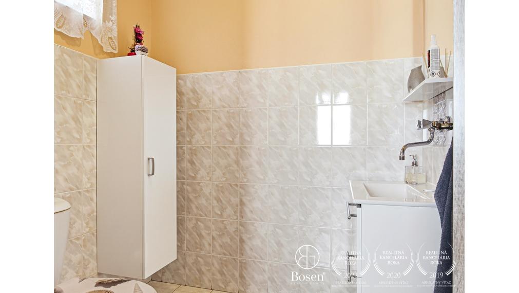 BOSEN | Priestranný rodinný dom s vinnou pivnicou a veľkým pozemkom – Padáň