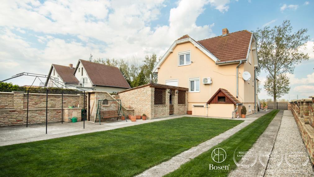 BOSEN | Priestranný rodinný dom s vinnou pivnicou a veľkým pozemkom – Padáň