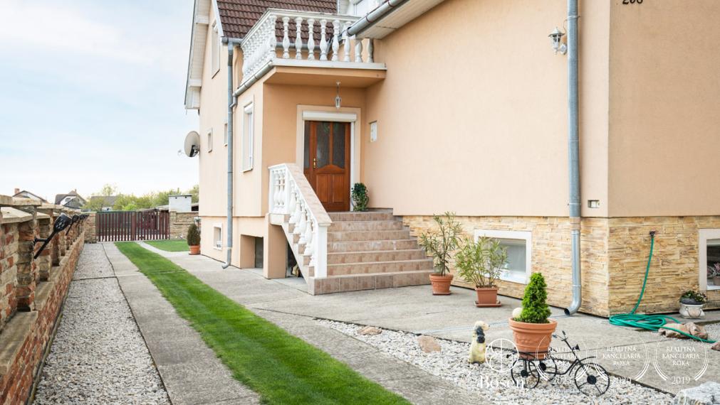 BOSEN | Priestranný rodinný dom s vinnou pivnicou a veľkým pozemkom – Padáň