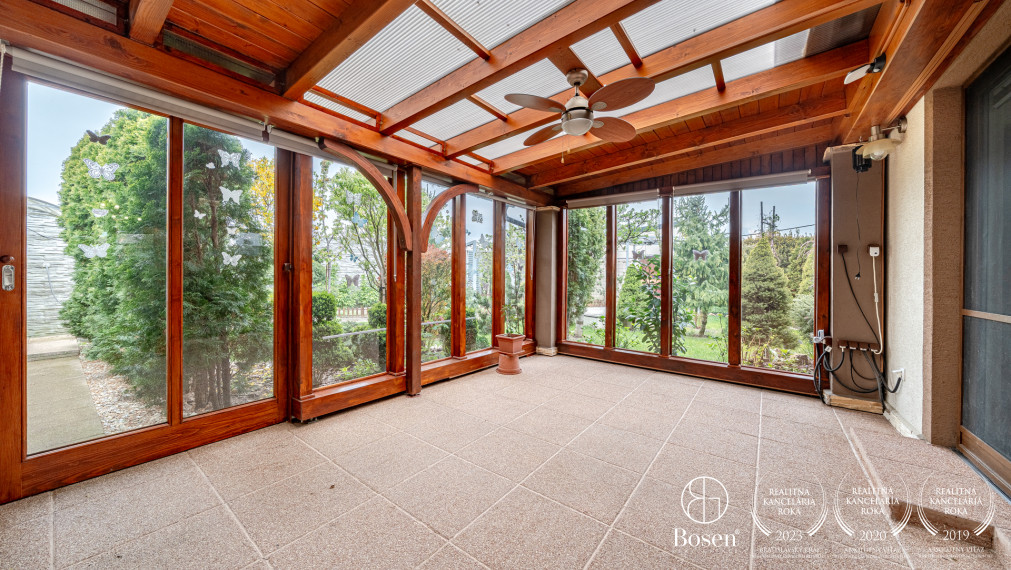BOSEN | Rodinný dom so zimnou záhradou, súkromím a výhľadom do zelene, Mojmírova, Slov. Grob, 145 m2