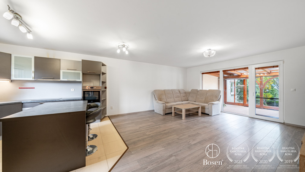 BOSEN | Rodinný dom so zimnou záhradou, súkromím a výhľadom do zelene, Mojmírova, Slov. Grob, 145 m2