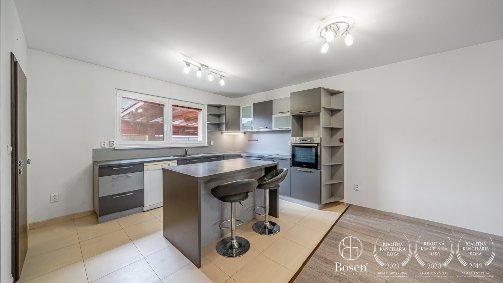 BOSEN | Rodinný dom so zimnou záhradou, súkromím a výhľadom do zelene, Mojmírova, Slov. Grob, 145 m2