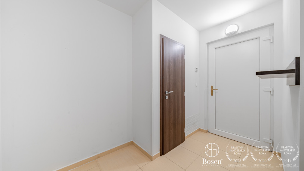 BOSEN | Rodinný dom so zimnou záhradou, súkromím a výhľadom do zelene, Mojmírova, Slov. Grob, 145 m2