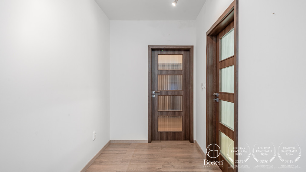 BOSEN | Rodinný dom so zimnou záhradou, súkromím a výhľadom do zelene, Mojmírova, Slov. Grob, 145 m2