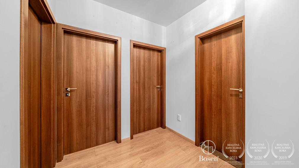 BOSEN | Rodinný dom so zimnou záhradou, súkromím a výhľadom do zelene, Mojmírova, Slov. Grob, 145 m2