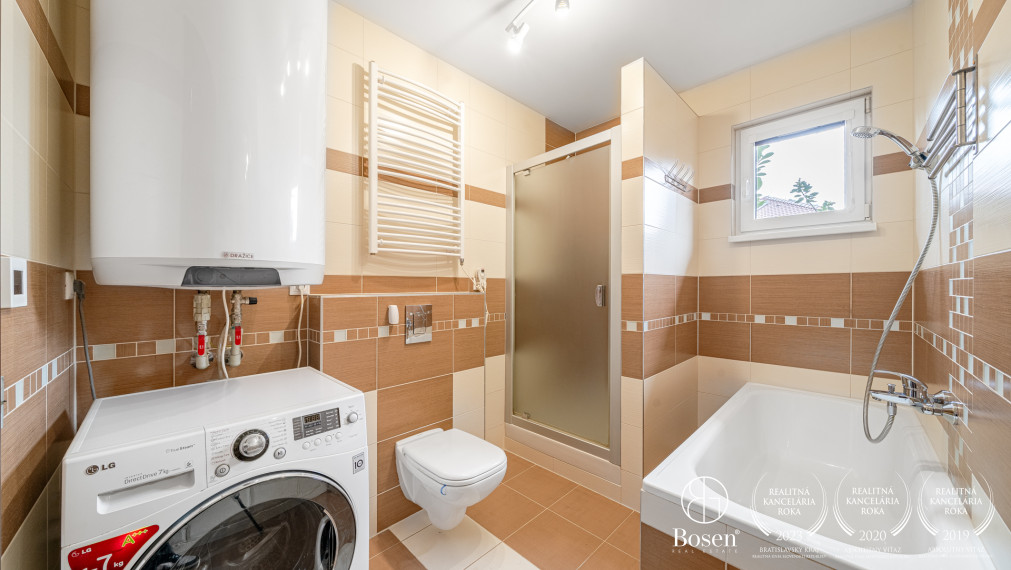 BOSEN | Rodinný dom so zimnou záhradou, súkromím a výhľadom do zelene, Mojmírova, Slov. Grob, 145 m2