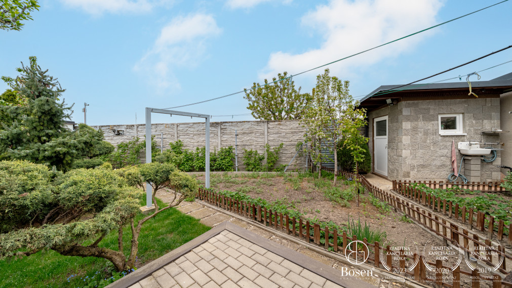 BOSEN | Rodinný dom so zimnou záhradou, súkromím a výhľadom do zelene, Mojmírova, Slov. Grob, 145 m2