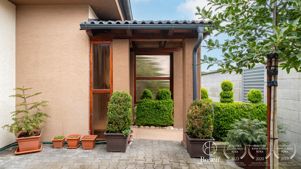 BOSEN | Rodinný dom so zimnou záhradou, súkromím a výhľadom do zelene, Mojmírova, Slov. Grob, 145 m2