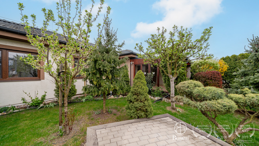 BOSEN | Rodinný dom so zimnou záhradou, súkromím a výhľadom do zelene, Mojmírova, Slov. Grob, 145 m2