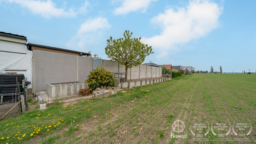 BOSEN | Rodinný dom so zimnou záhradou, súkromím a výhľadom do zelene, Mojmírova, Slov. Grob, 145 m2