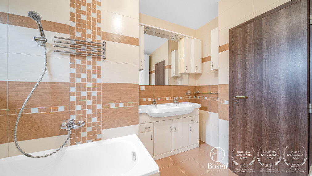 BOSEN | Rodinný dom so zimnou záhradou, súkromím a výhľadom do zelene, Mojmírova, Slov. Grob, 145 m2