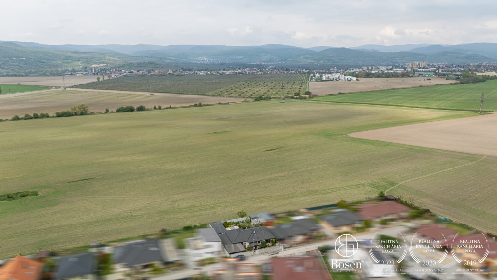 BOSEN | Rodinný dom so zimnou záhradou, súkromím a výhľadom do zelene, Mojmírova, Slov. Grob, 145 m2