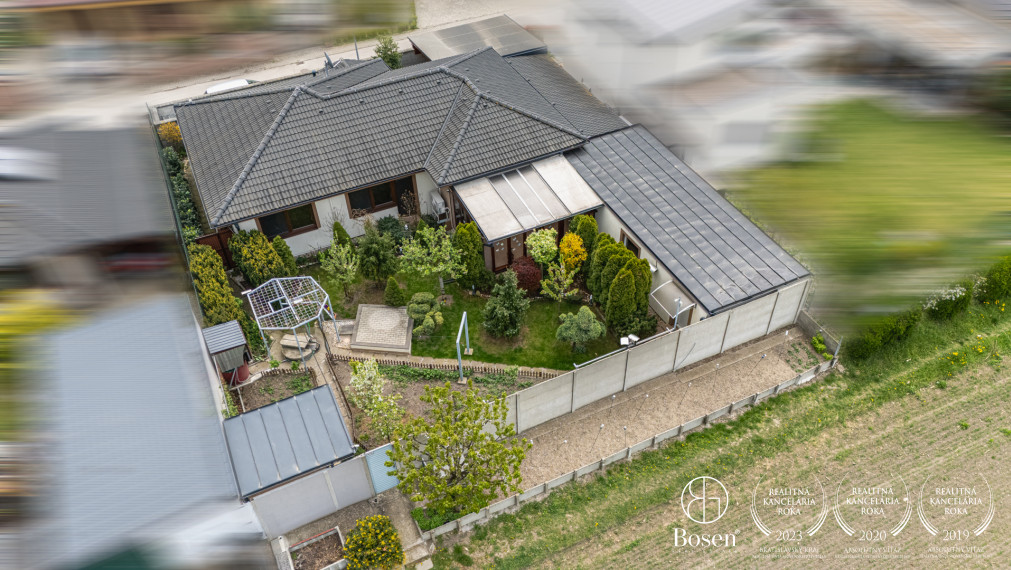 BOSEN | Rodinný dom so zimnou záhradou, súkromím a výhľadom do zelene, Mojmírova, Slov. Grob, 145 m2