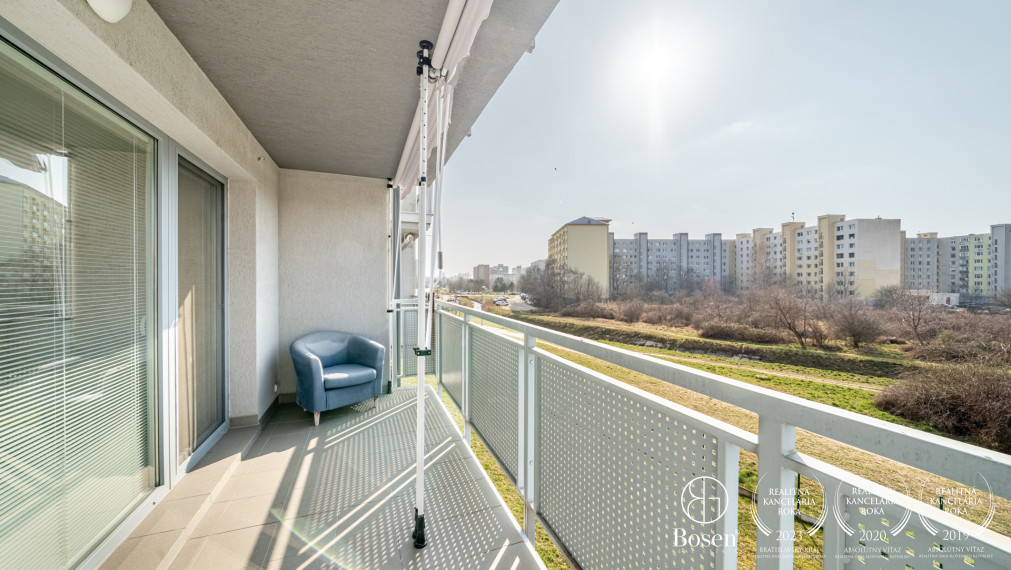 BOSEN | Veľkorysý klimatizovaný byt s priestranným balkónom a samostatným šatníkom, 53 m2 – La Vita, Pezinok