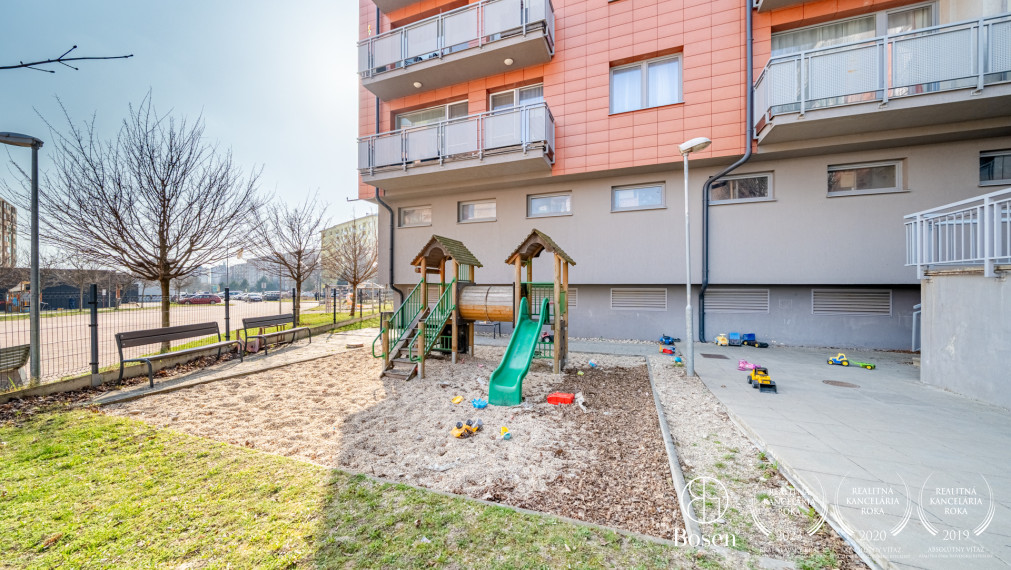 BOSEN | Veľkorysý klimatizovaný byt s priestranným balkónom a samostatným šatníkom, 53 m2 – La Vita, Pezinok