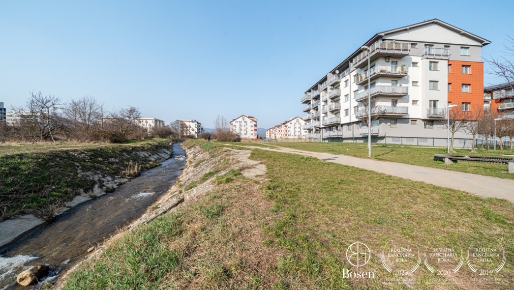 BOSEN | Veľkorysý klimatizovaný byt s priestranným balkónom a samostatným šatníkom, 53 m2 – La Vita, Pezinok