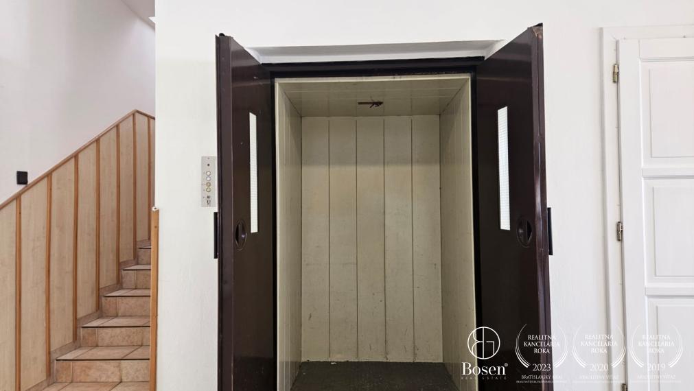 BOSEN | Na prenájom obchodný priestor 350 m2 v centre, Veľký Meder