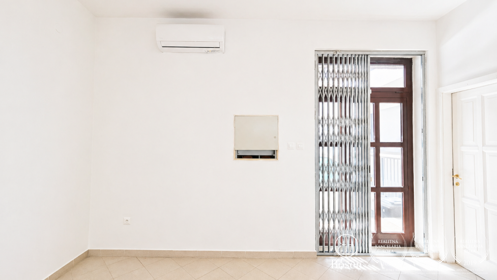 BOSEN | Na prenájom obchodný priestor 350 m2 v centre, Veľký Meder