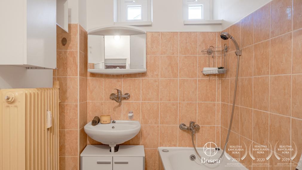 BOSEN | Zariadená garzónka s balkónom, Blumentálska ul., BA