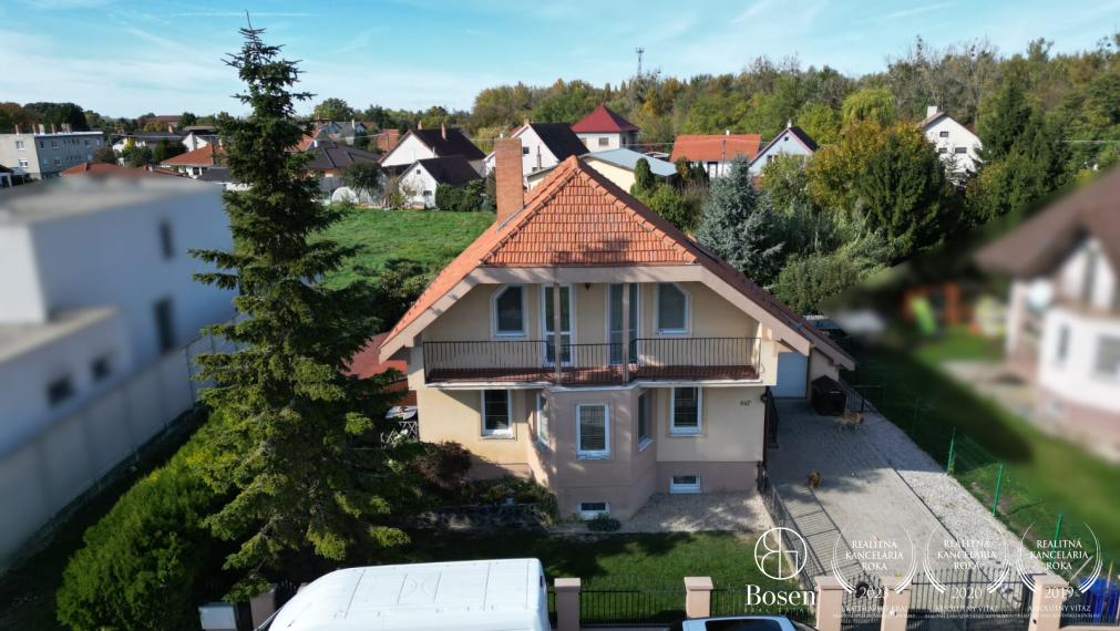 BOSEN | Na predaj priestranný rodinný dom s bazénom a saunou v obci Trhová Hradská