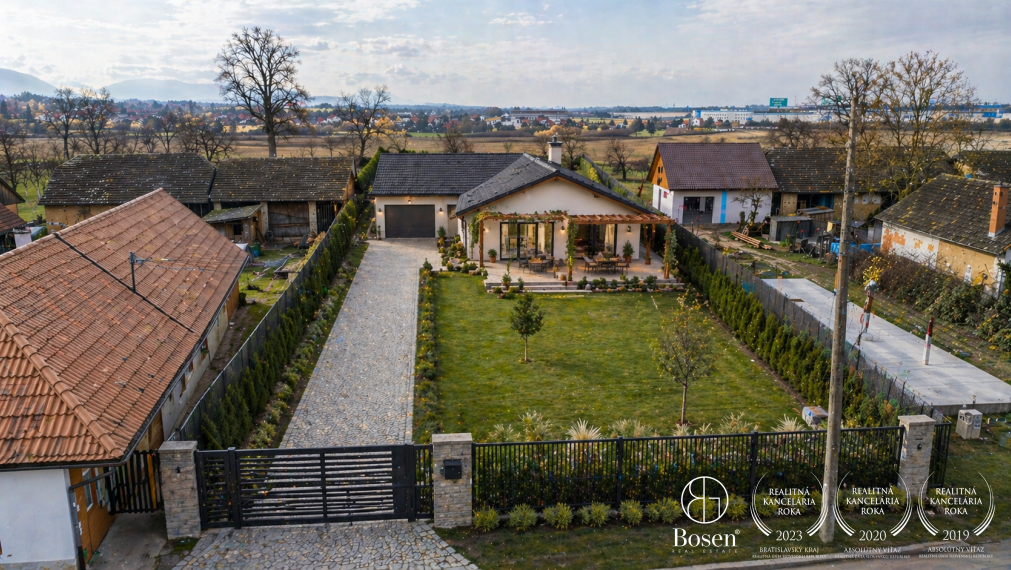 BOSEN | Na predaj stavebný pozemok 1813 m2 - Adamovské Kochanovce