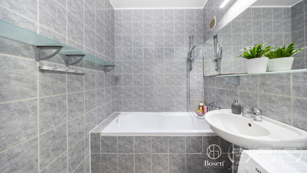 BOSEN | REZERVOVANÉ | Zrekonštruovaný 3-izb byt s loggiou, 82 m², Petzwalova