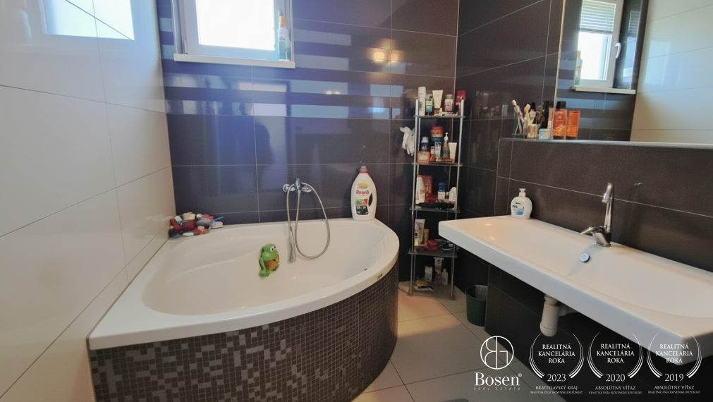 BOSEN |Moderný 4 izbový bungalov s dvojgarážou