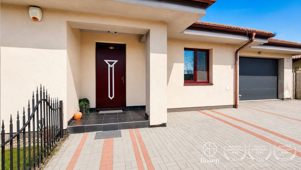 BOSEN |Moderný 4 izbový bungalov s dvojgarážou