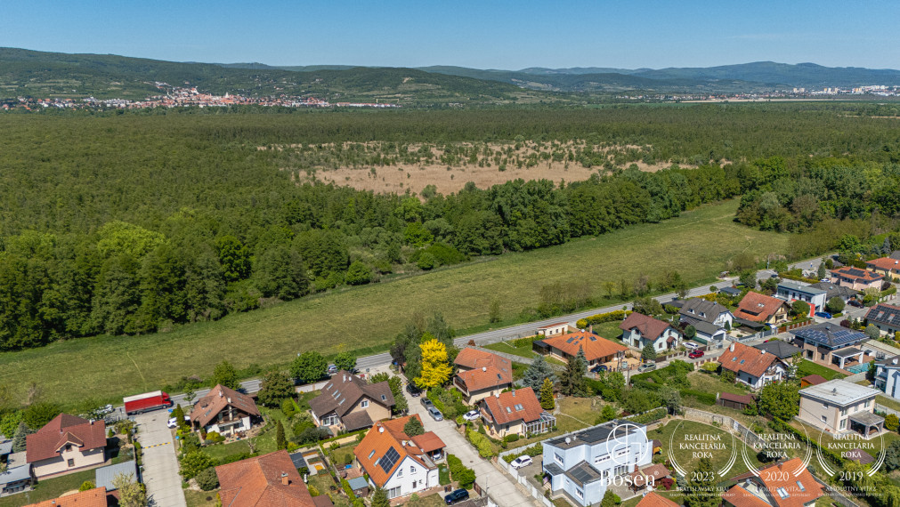 BOSEN | Unikátny 6-izbový rodinný dom pre veľkú rodinu - vymeňte betón za vôňu lesa