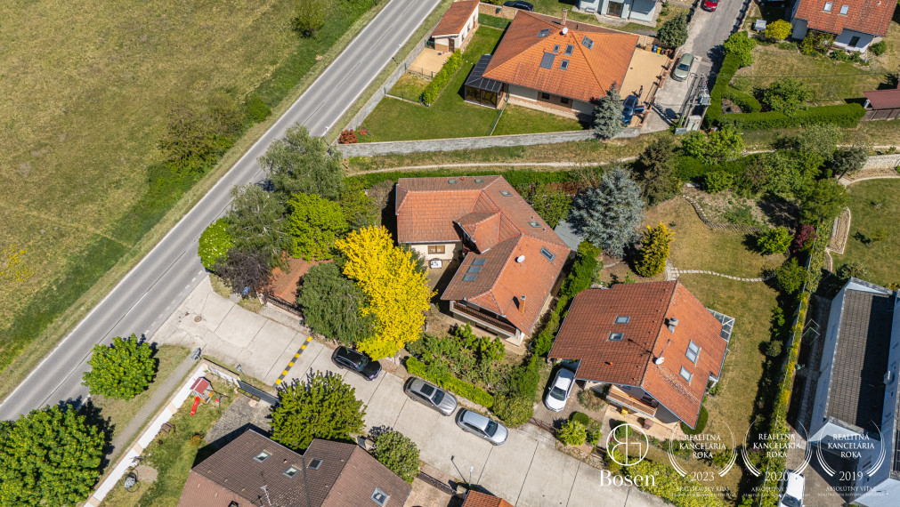 BOSEN | Unikátny 6-izbový rodinný dom pre veľkú rodinu - vymeňte betón za vôňu lesa