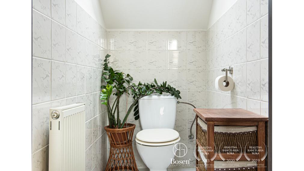BOSEN | Prenájom 5i RD s fotovoltikou a dokonalou  záhradou na relax v T. Hradskej