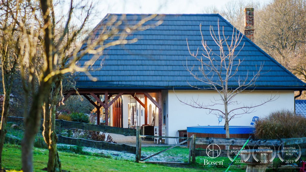 BOSEN | Kompletne zrekonštruovaná Rodinná farma s pozemkom 9565m² pri Litave.