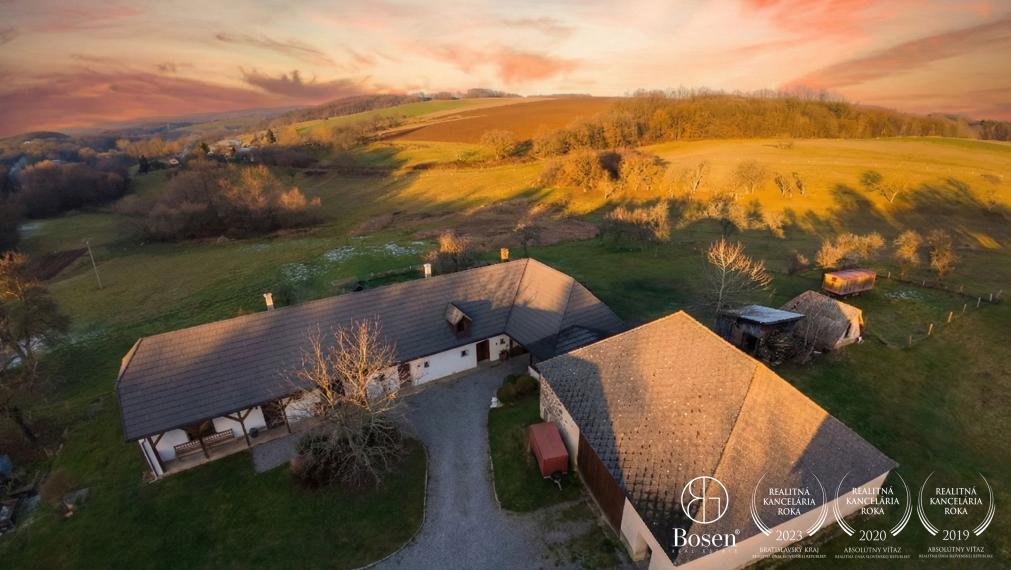 BOSEN | Kompletne zrekonštruovaná Rodinná farma s pozemkom 9565m² pri Litave.