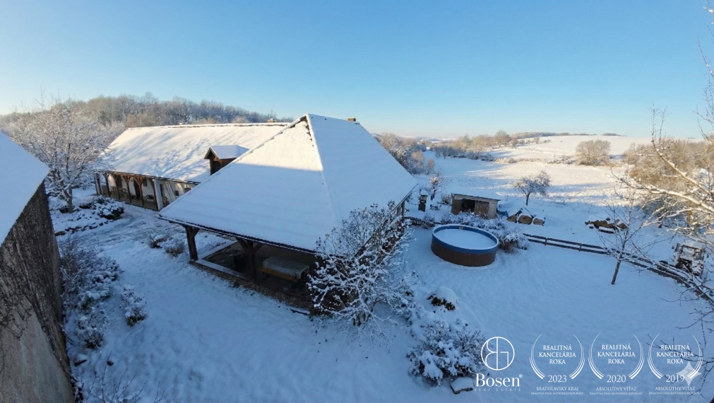 BOSEN | Kompletne zrekonštruovaná Rodinná farma s pozemkom 9565m² pri Litave.