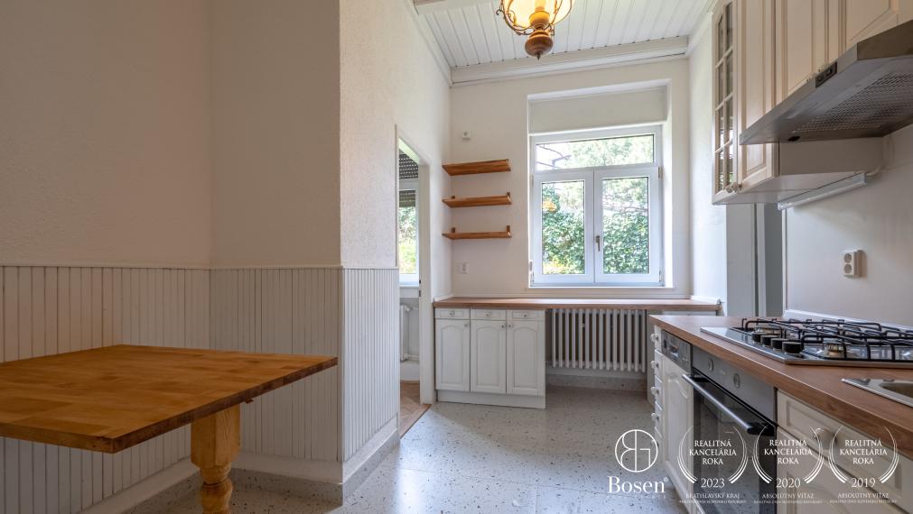 BOSEN | Priestranný 3 izb. byt so záhradou a garážou, ulica Holubyho, m.č. Staré Mesto, 80 m2