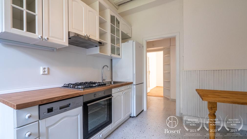 BOSEN | Priestranný 3 izb. byt so záhradou a garážou, ulica Holubyho, m.č. Staré Mesto, 80 m2