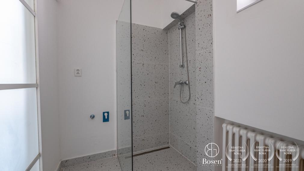 BOSEN | Priestranný 3 izb. byt so záhradou a garážou, ulica Holubyho, m.č. Staré Mesto, 80 m2